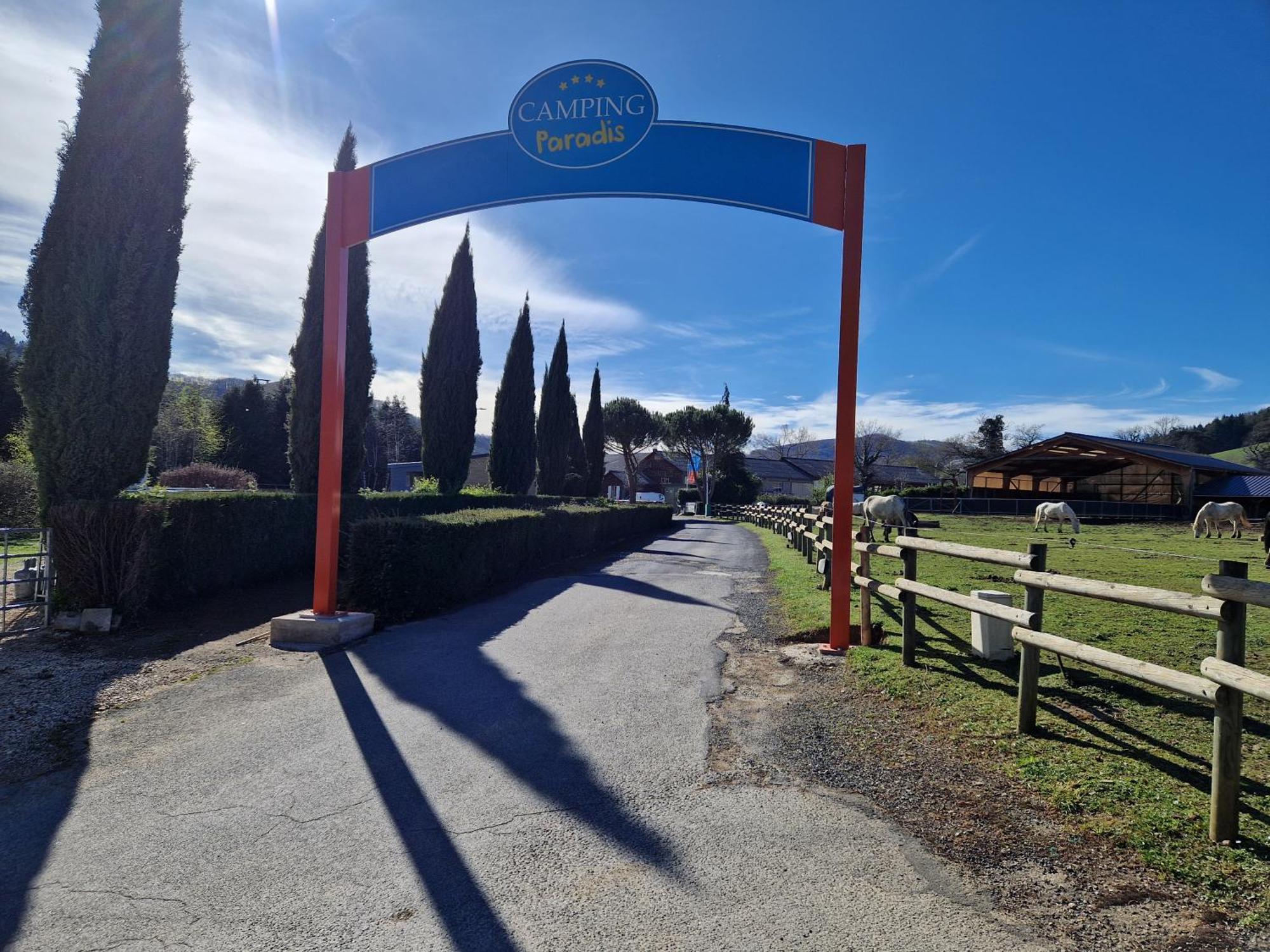 Marmotel Village Saint-Geniez-dʼOlt Exteriör bild